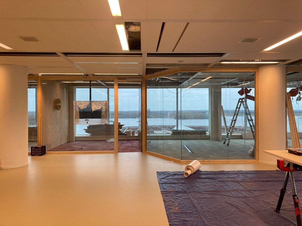 Glazen kantoorruimtes in aanbouw met uitzicht over Almere