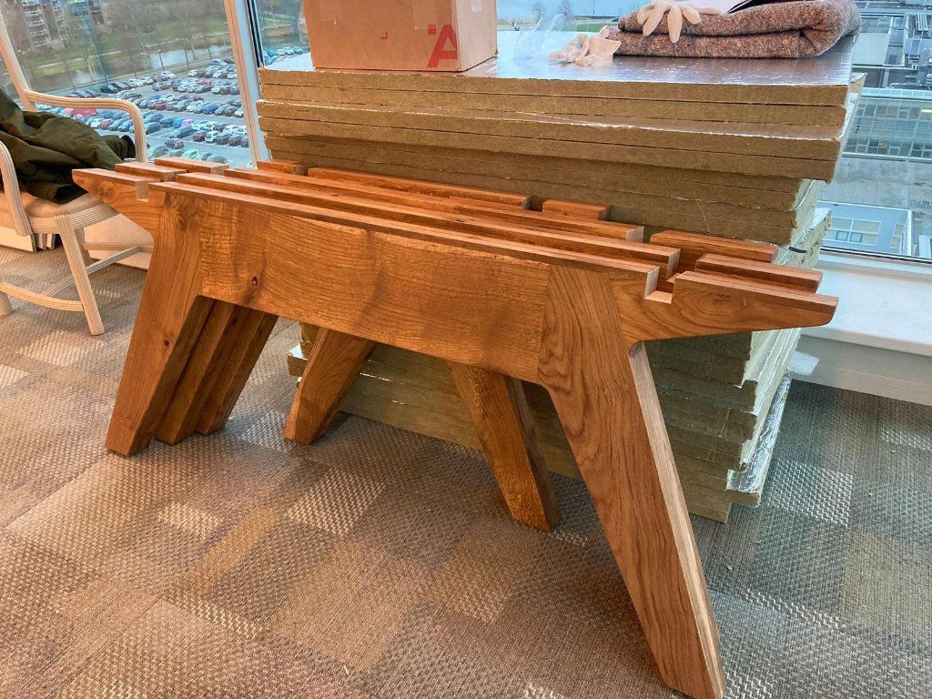 Handgemaakte houten kruk van maatwerk hout tijdens de bouwfase