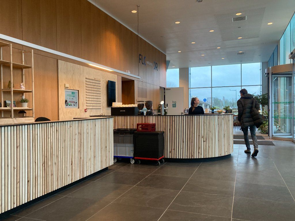 Houten balie van de Loungebar bij de entree van Floor Almere, gemaakt door Jim van der Wardt en Mauk Backx