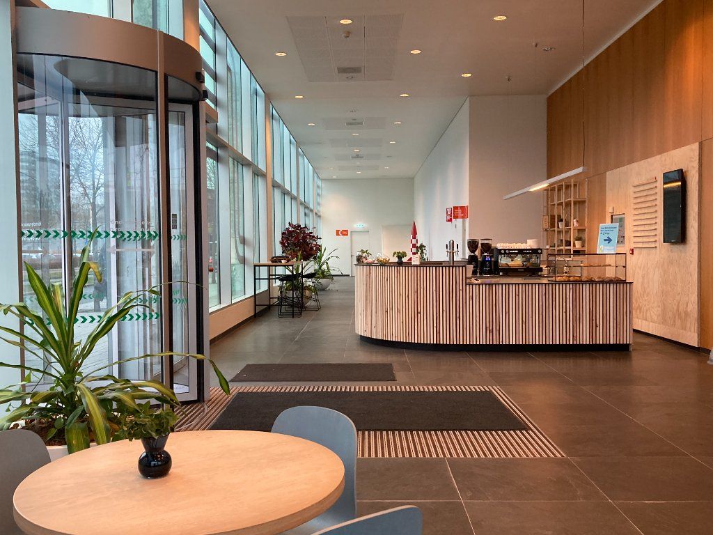 Overzicht van de Loungebar en koffiebar bij de entree van Floor Almere
