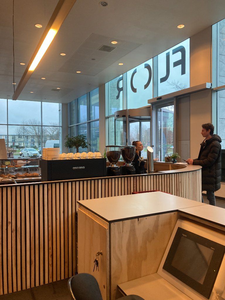 Detail van de koffiebar in de Loungebar van Floor Almere met houten lamellen afwerking