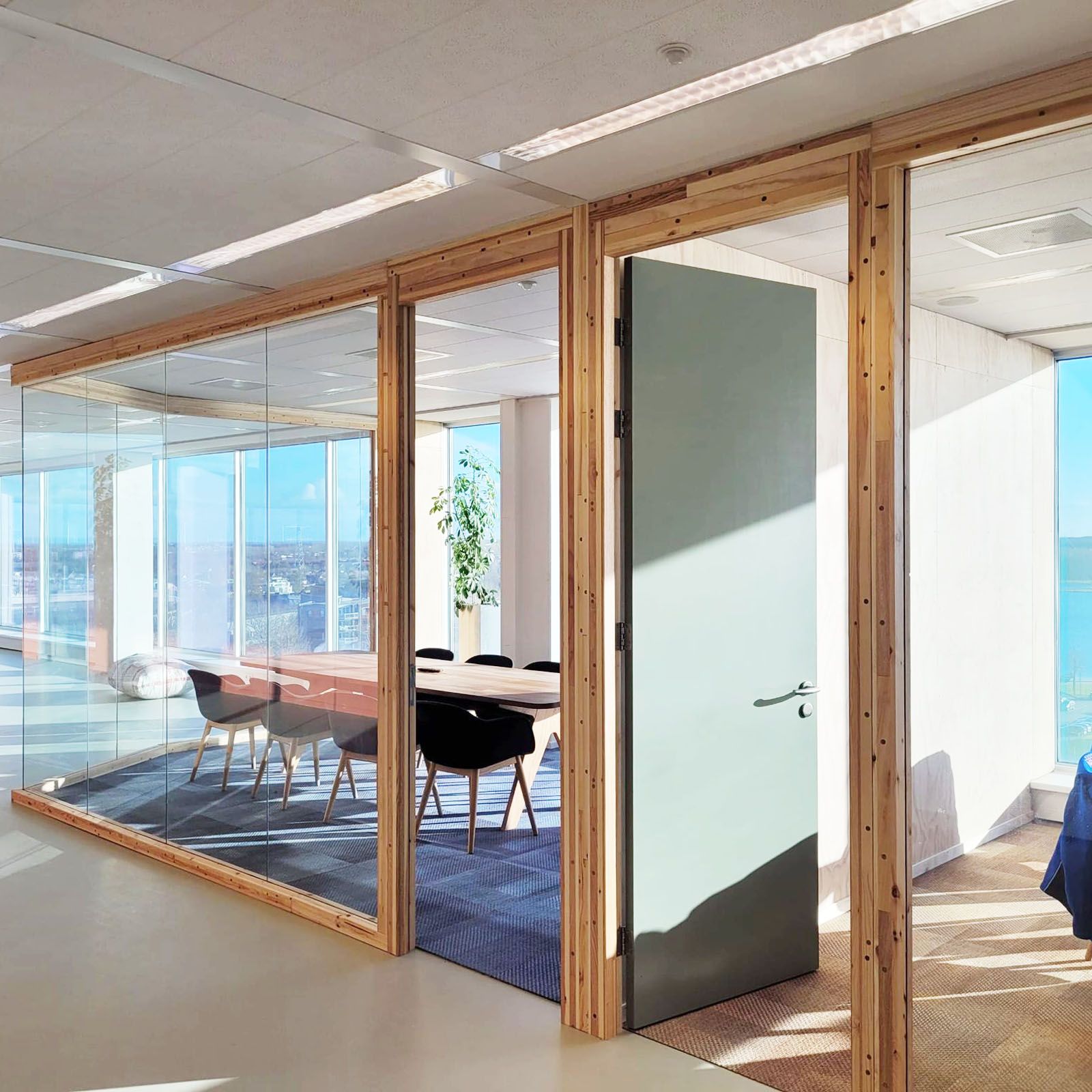 Board Room met zachte tinten en zorgvuldige materiaalkeuze